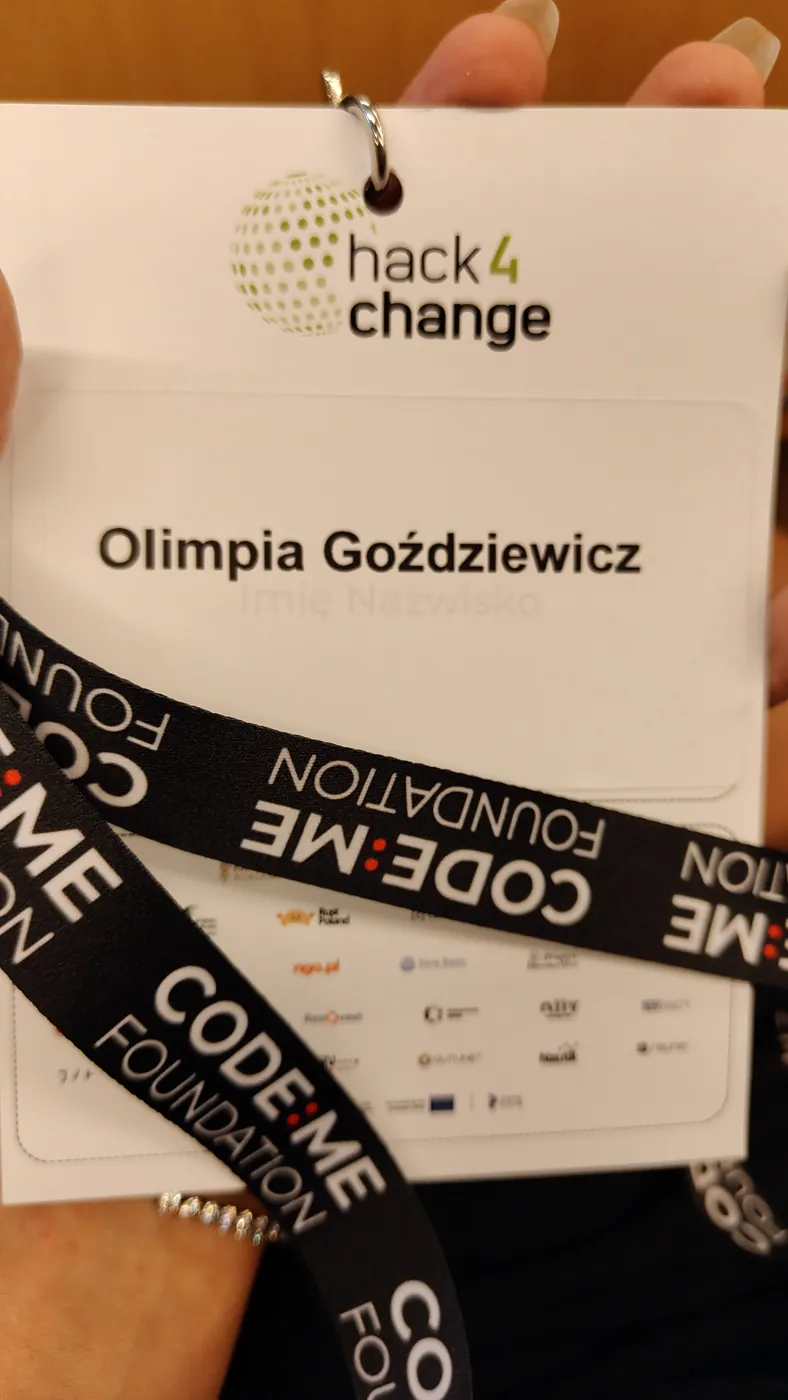 Identyfikator Hack4Change z imieniem Olimpia Goździewicz i smyczą CODE:ME Foundation