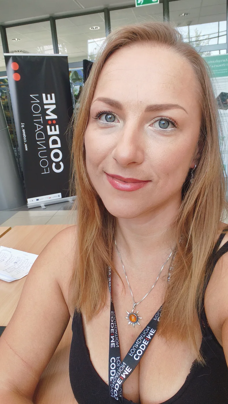 Olimpia Goździewicz na hackathonie Hack4Change ze smyczą CODE:ME Foundation