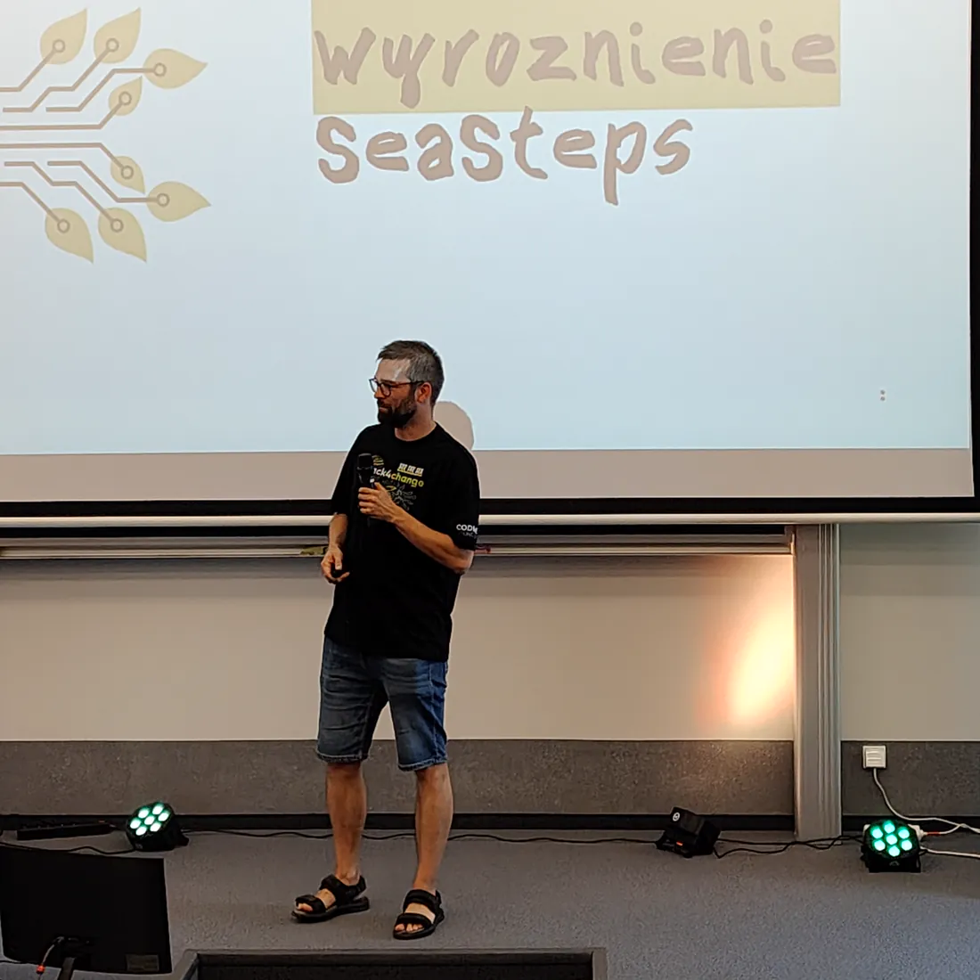 Slajd na scenie Hack4Change z napisem Wyróżnienie SeaSteps