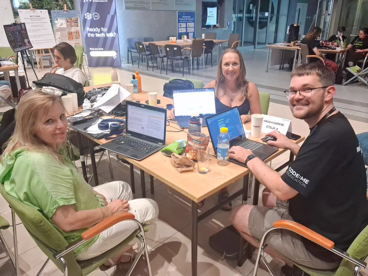 Nasz zespół przy stoliku numer 3 z laptopami podczas pracy na hackathonie